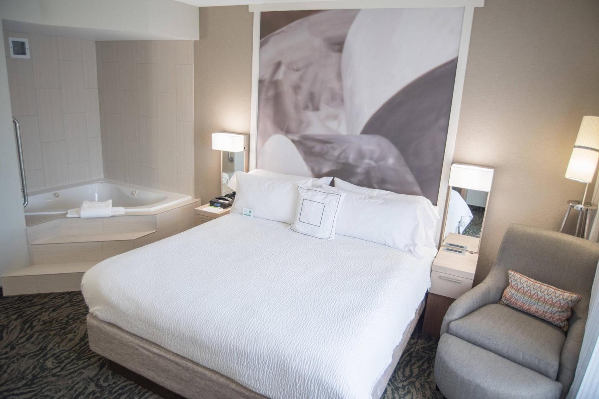 Courtyard By Marriott Hickory Hotel Екстериор снимка
